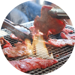 三重県内で出張BBQ、宅配・レンタル・手ぶらバーベキューのBBQ王 三重の新鮮なお肉を炭火で炙るイメージ